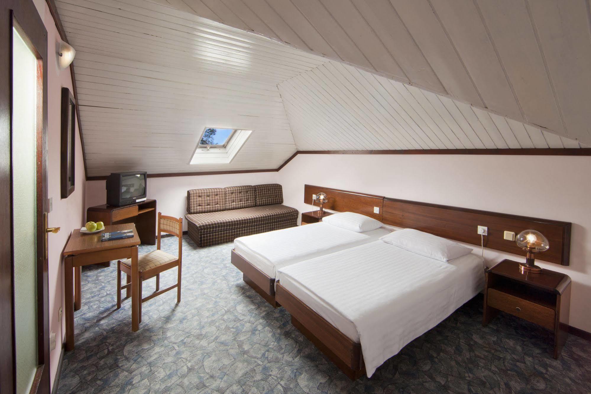 Hotel Opatija Luaran gambar
